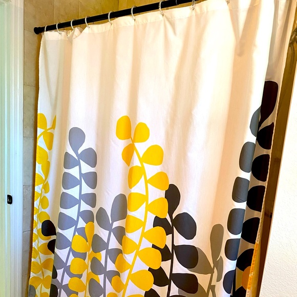 Floral shower curtain perfect condition. - Picture 1 of 2